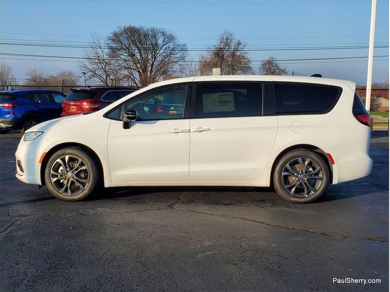 New 2026 Chrysler Pacifica Select