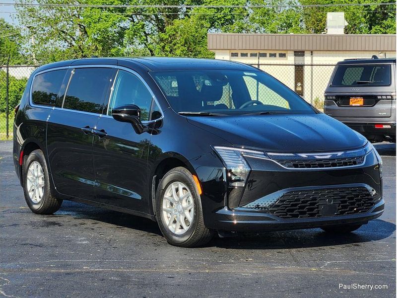 New 2027 Chrysler Pacifica Select