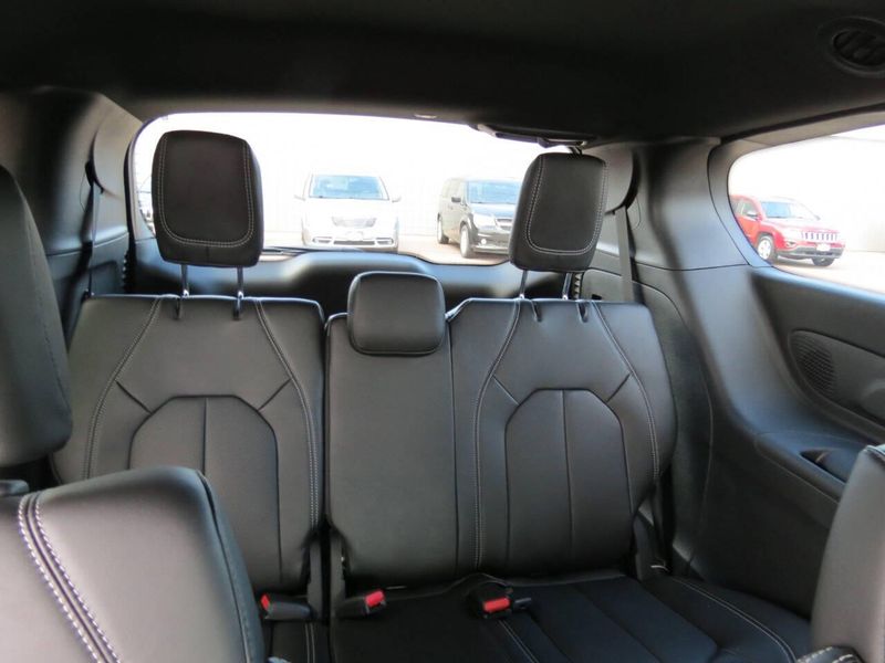 New 2026 Chrysler Pacifica SelectImage 32