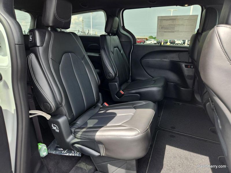 New 2026 Chrysler Pacifica Select