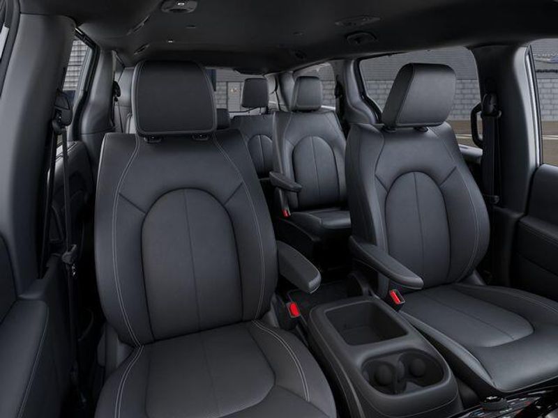 New 2026 Chrysler Pacifica SelectImage 16