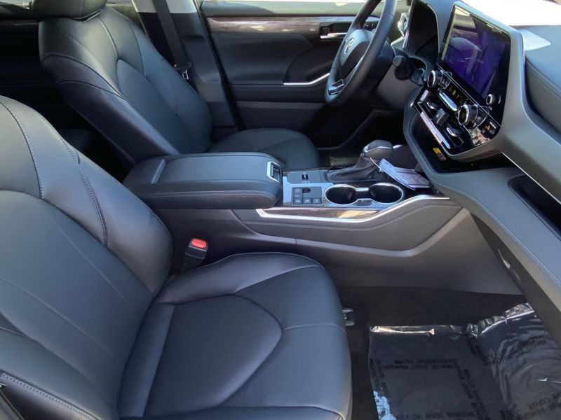 New 2025 Toyota Highlander Hybrid LimitedImage 10