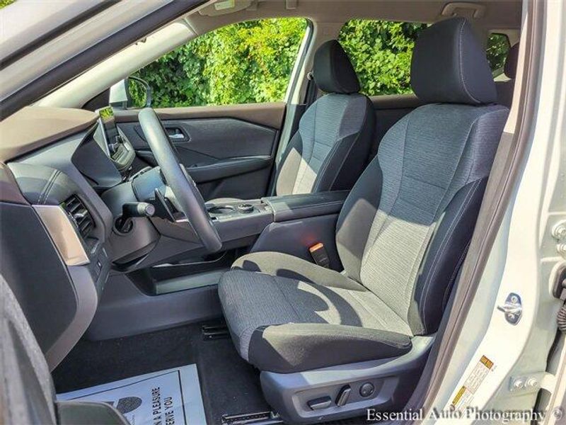 2022 Nissan Rogue SV photo 3