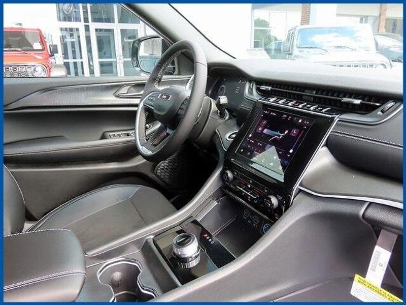 New 2025 Jeep Grand Cherokee Image 8