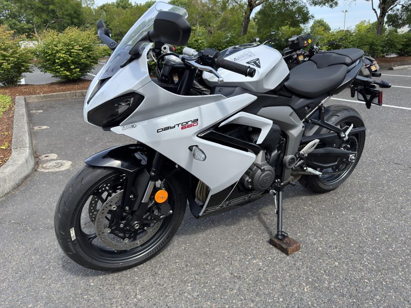 2025 Triumph Daytona 660 - SNOWDONIA WHITE - SAPPHIRE BLACK 