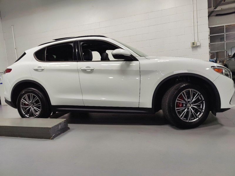 2022 Alfa Romeo Stelvio Sprint AWD w/Sunroof & NavImage 4