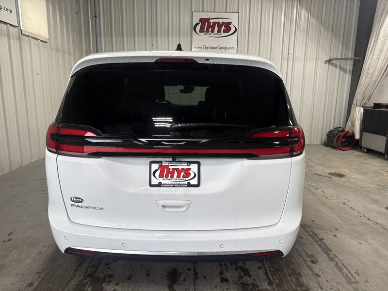 New 2027 Chrysler Pacifica SelectImage 4