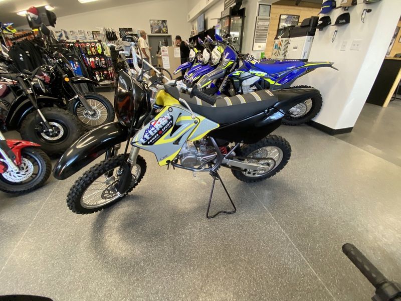 2022 Suzuki RM-85M2  in a BLACK / YELLOW exterior color. Legacy Powersports 541-663-1111 legacypowersports.net 