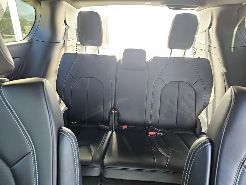New 2026 Chrysler Pacifica Select AwdImage 9