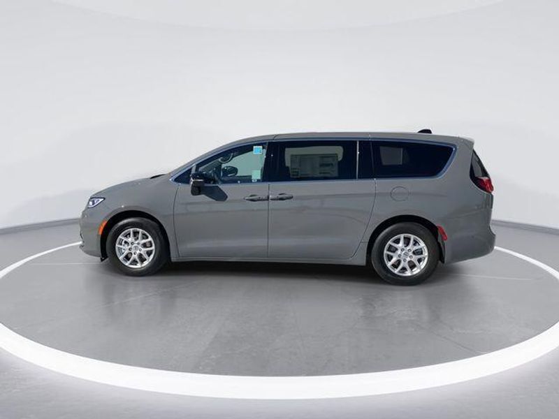 New 2025 Chrysler Pacifica SelectImage 5