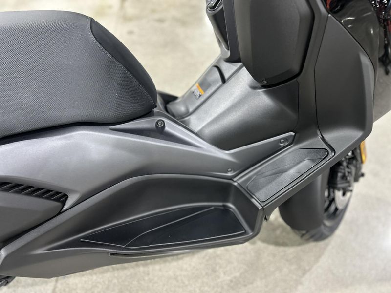 2025 Yamaha Xmax Image 18