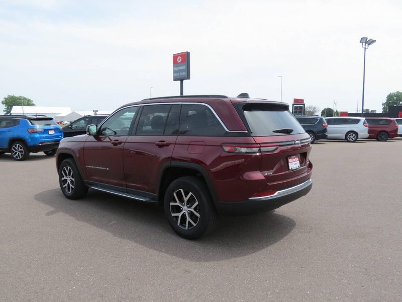 Used 2025 Jeep Grand Cherokee Limited 4x4 4dr SUVImage 7