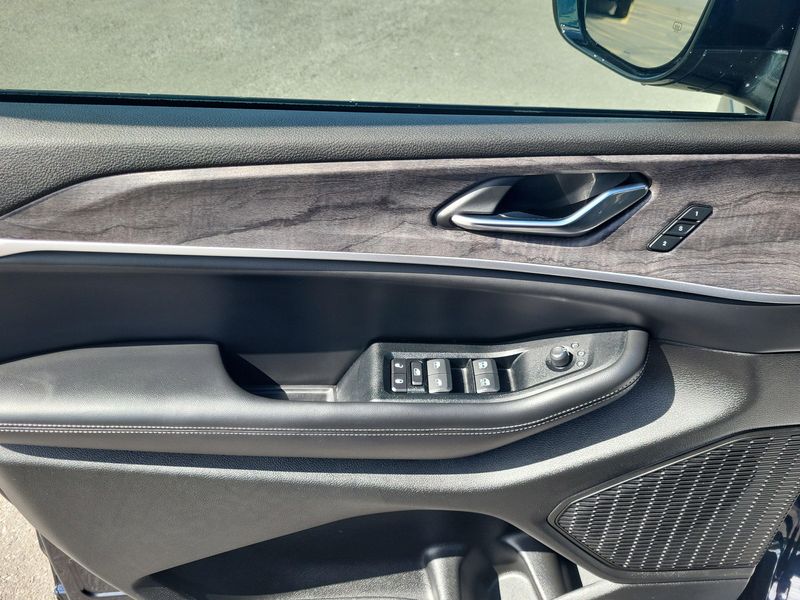 Used 2024 Jeep Grand Cherokee L LimitedImage 2