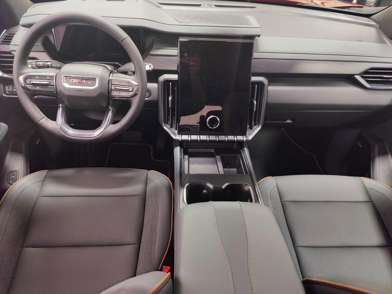 Used 2025 GMC Acadia AWD AT4Image 18