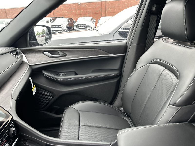 New 2025 Jeep Grand Cherokee L Limited 4x4Image 28