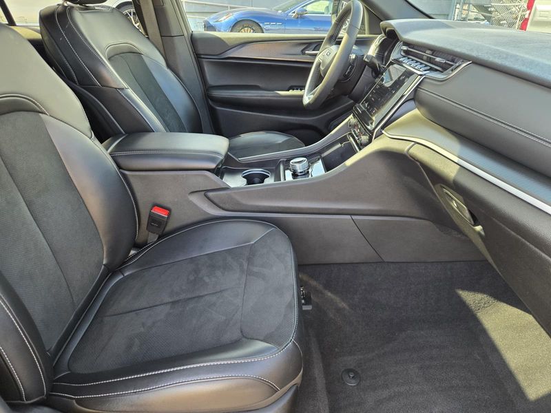 Used 2025 Jeep Grand Cherokee Altitude X 4x2