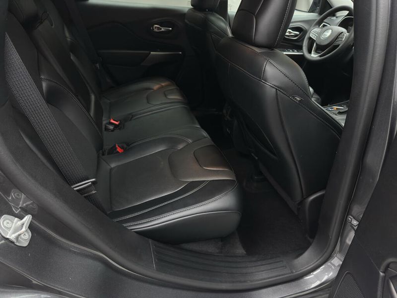 Used 2022 Jeep Cherokee Latitude LuxImage 16