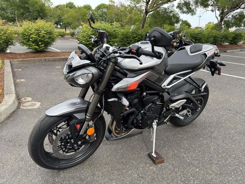 2025 Triumph Street Triple 765 RS - SILVER ICE 
