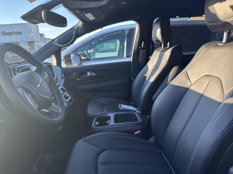 New 2026 Chrysler Pacifica SelectImage 24