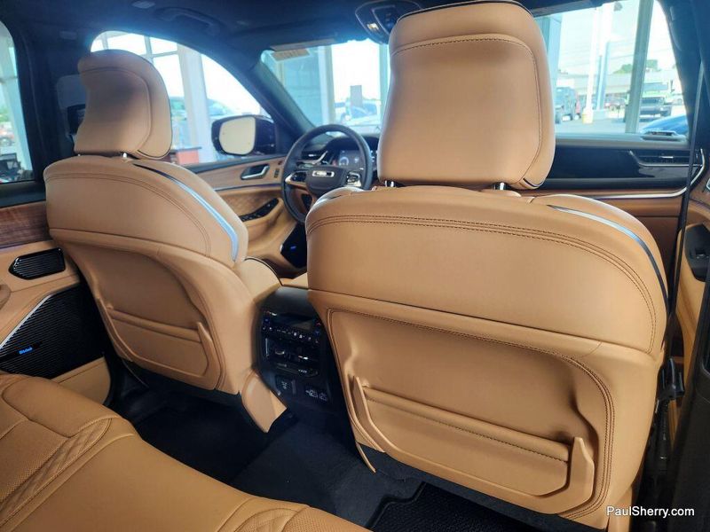 New 2025 Jeep Grand Cherokee Summit Reserve 4x4Image 40