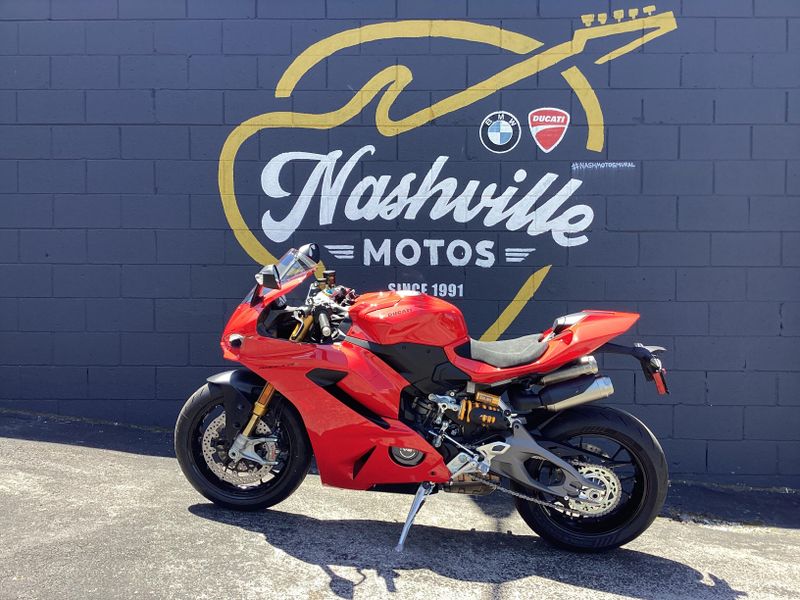 New 2027 Ducati PANIGALE V2S 