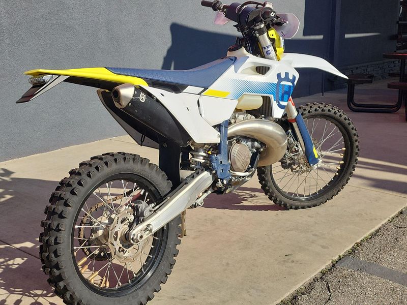 2024 HUSQVARNA TE 300  in a WHITE exterior color. Del Amo Motorsports of Los Angeles (562) 262-9181 delamomotorsports.com 