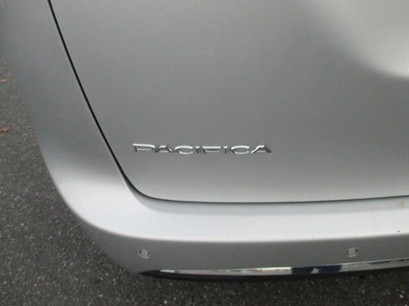 Used 2024 Chrysler Pacifica Touring LImage 11