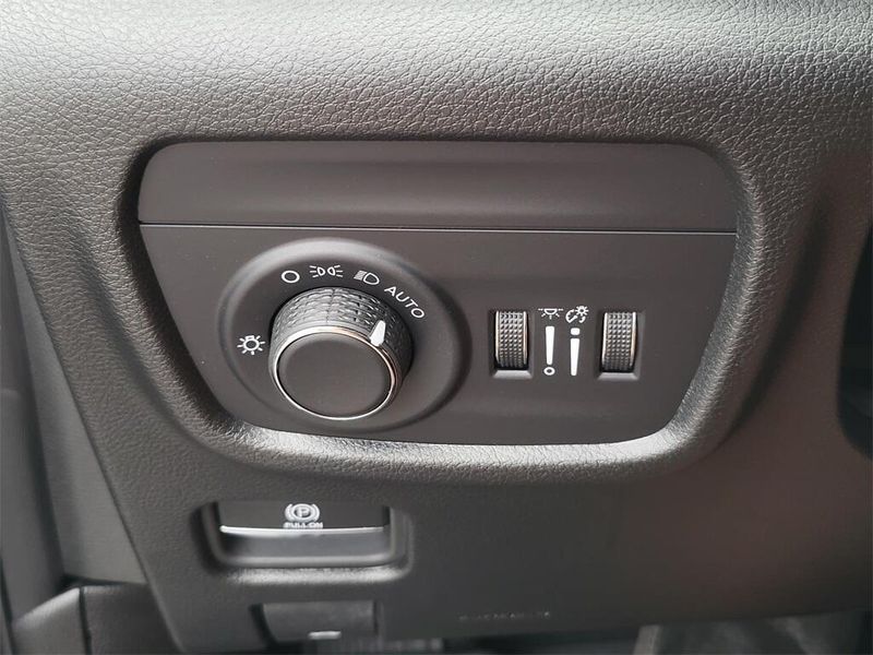 2025 Jeep Grand Cherokee LaredoImage 12