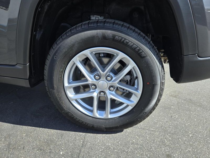 New 2026 Jeep Grand Cherokee Laredo X 4x2