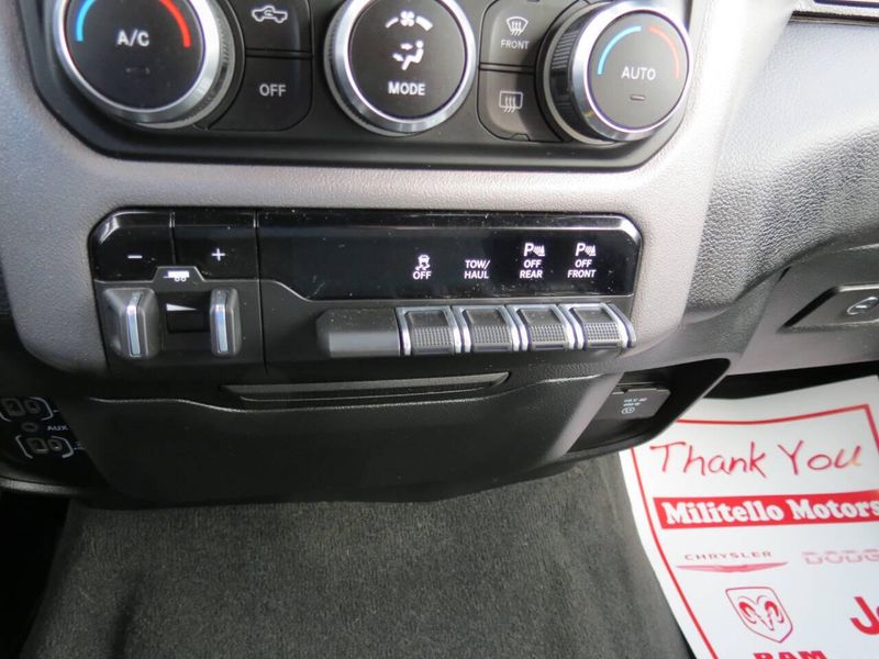 Used 2023 RAM 1500 Big Horn 4x4 4dr Crew Cab 5.6 ft. SB PickupImage 19