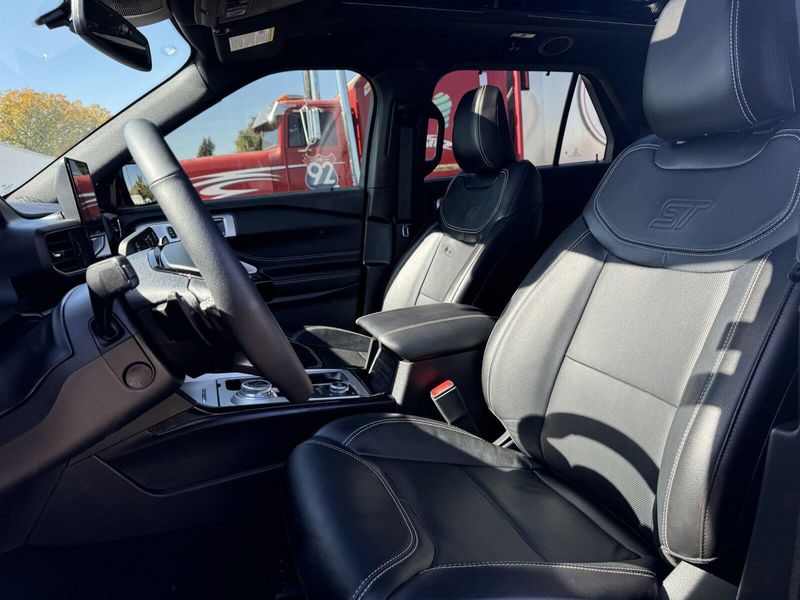 2024 Ford Explorer STImage 12