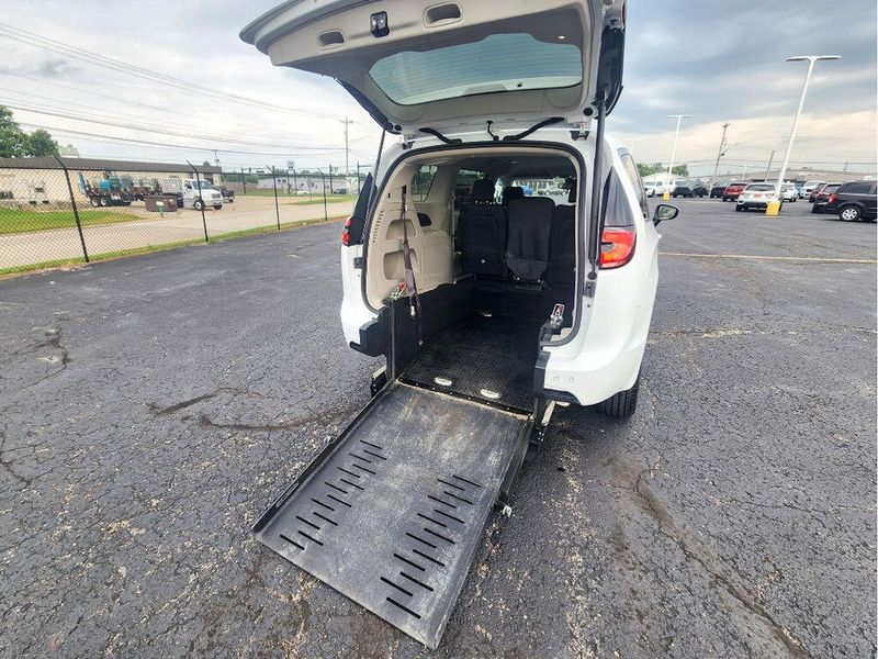 Used 2023 Chrysler Pacifica Touring L