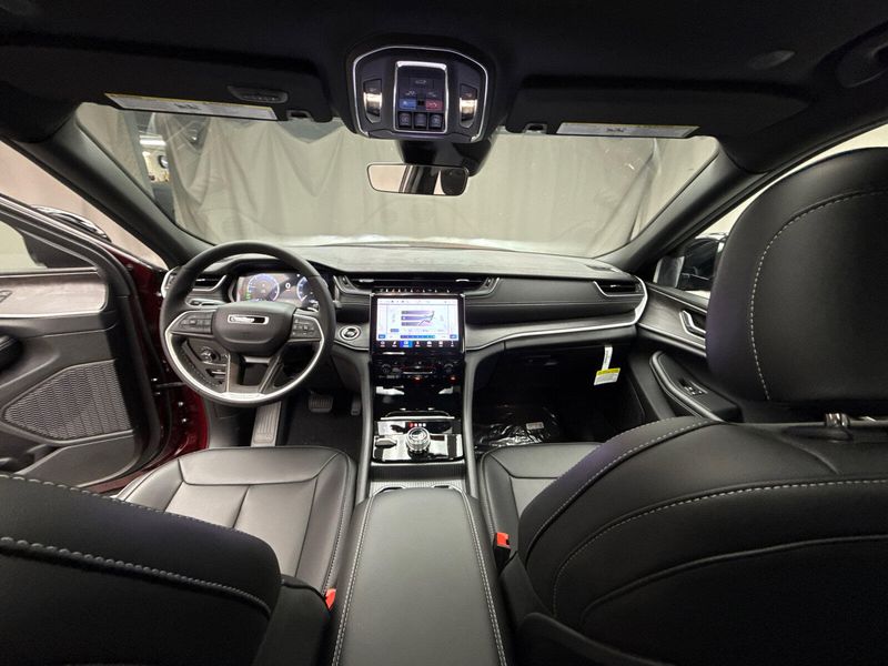 New 2025 Jeep Grand Cherokee Limited 4x4Image 8