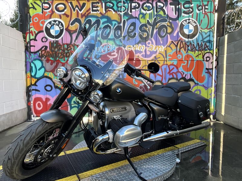2022 BMW R18 CLASSIC in a MANHATTAN METALLIC MATTE exterior color. BMW Motorcycles of Modesto 209-524-2955 bmwmotorcyclesofmodesto.com 