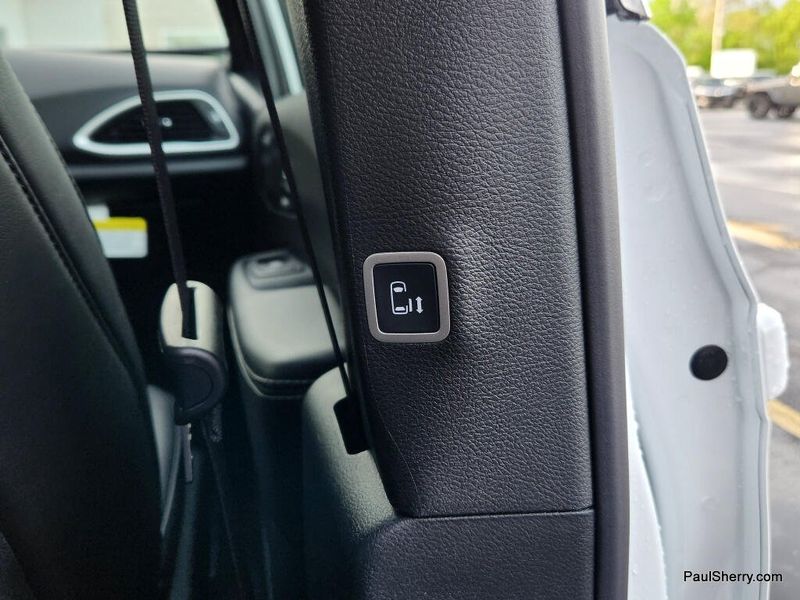 New 2026 Chrysler Voyager Lx