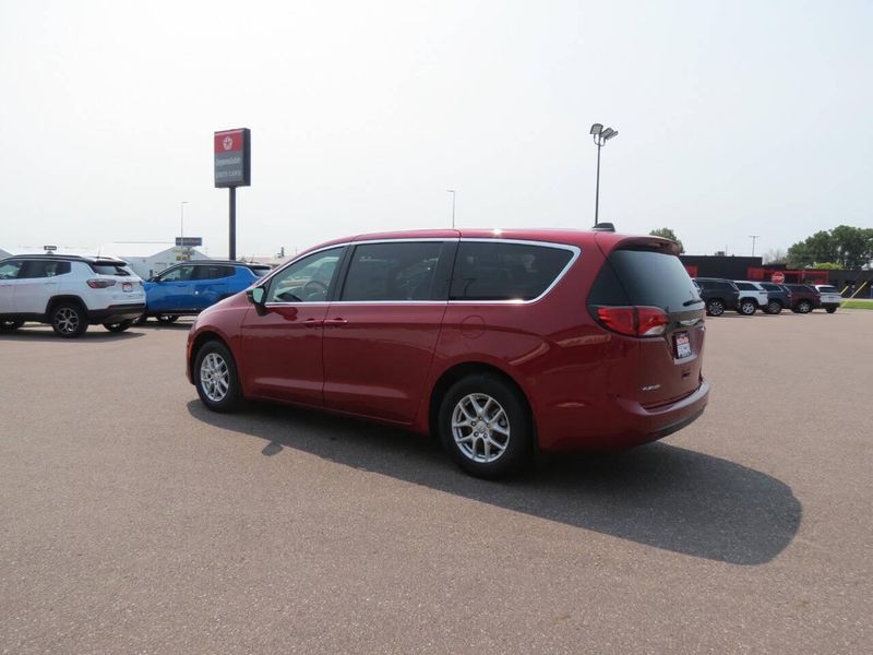 New 2026 Chrysler Voyager LxImage 7