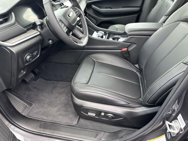 2025 Jeep Grand Cherokee L Limited 4x4Image 19