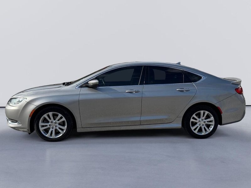 2016 Chrysler 200 Limited photo 4