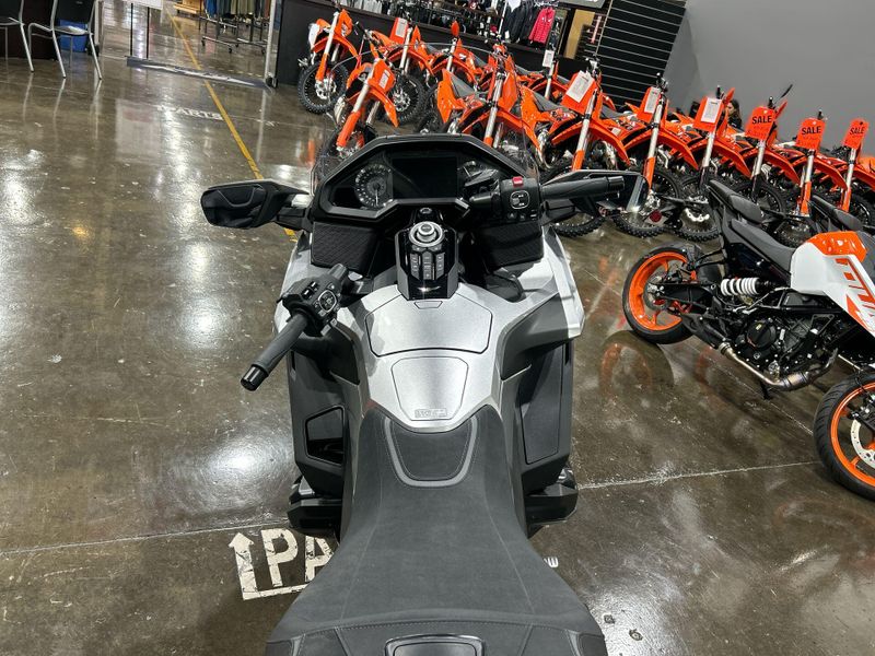 2025 Honda GOLDWING TOUR DCT Image 13