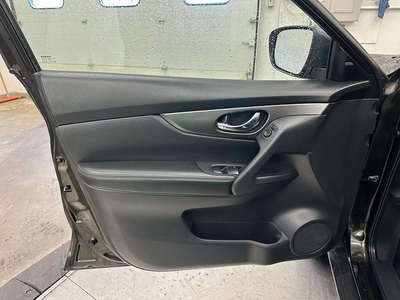 2016 Nissan Rogue SVImage 19