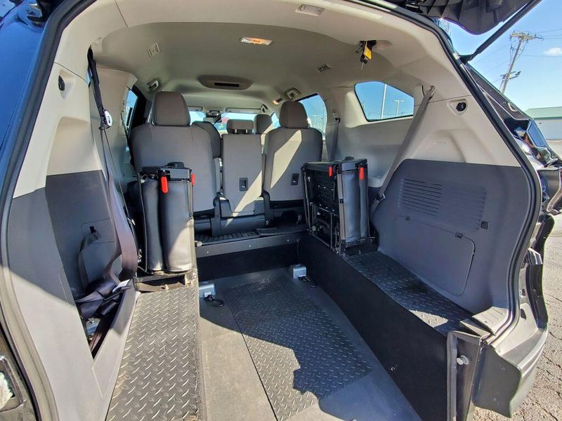 Used 2023 Toyota Sienna LEImage 2