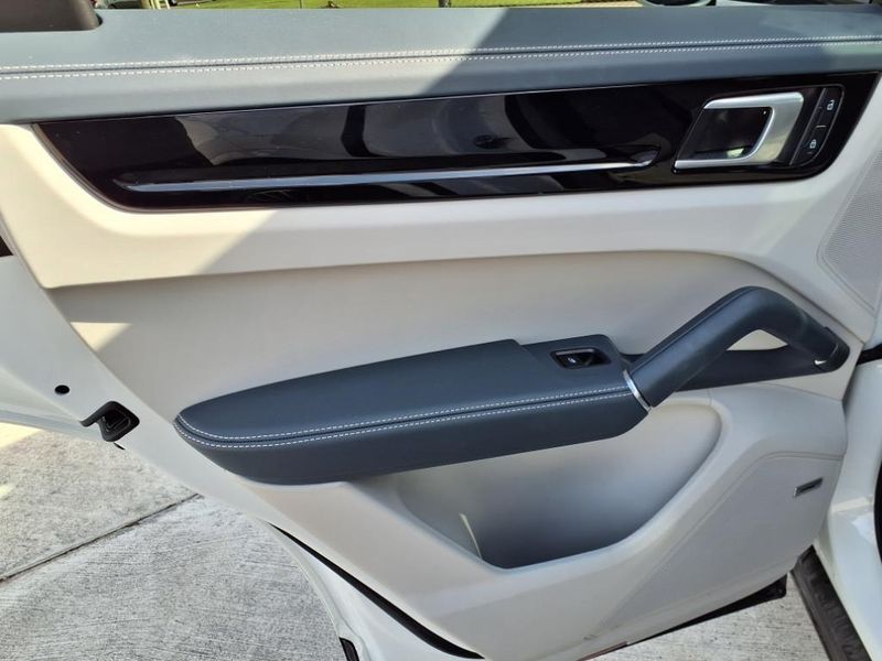 Used 2022 Porsche Cayenne Coupe BaseImage 17
