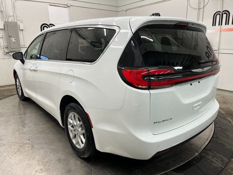 2023 Chrysler Pacifica Touring LImage 8