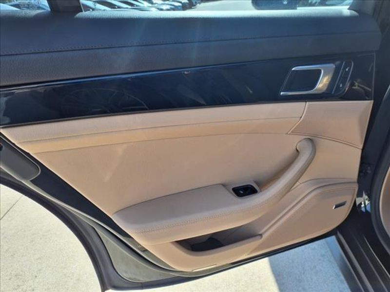 2017 Porsche Panamera BaseImage 16