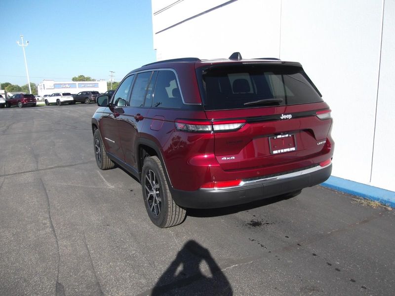2025 Jeep Grand Cherokee Limited photo 3
