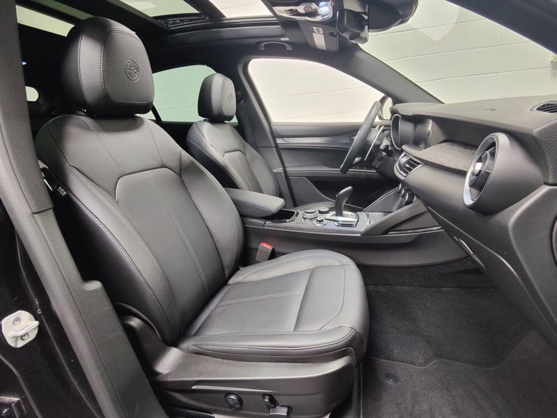 2024 Alfa Romeo Stelvio Sprint Q4 AWD w/Sunroof/Wheel PkgImage 4