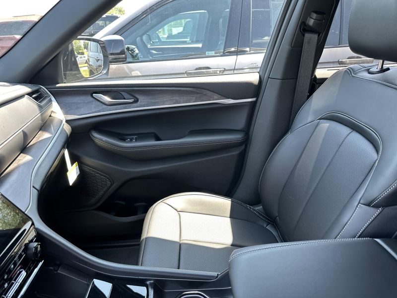 New 2025 Jeep Grand Cherokee L Limited 4x4Image 32