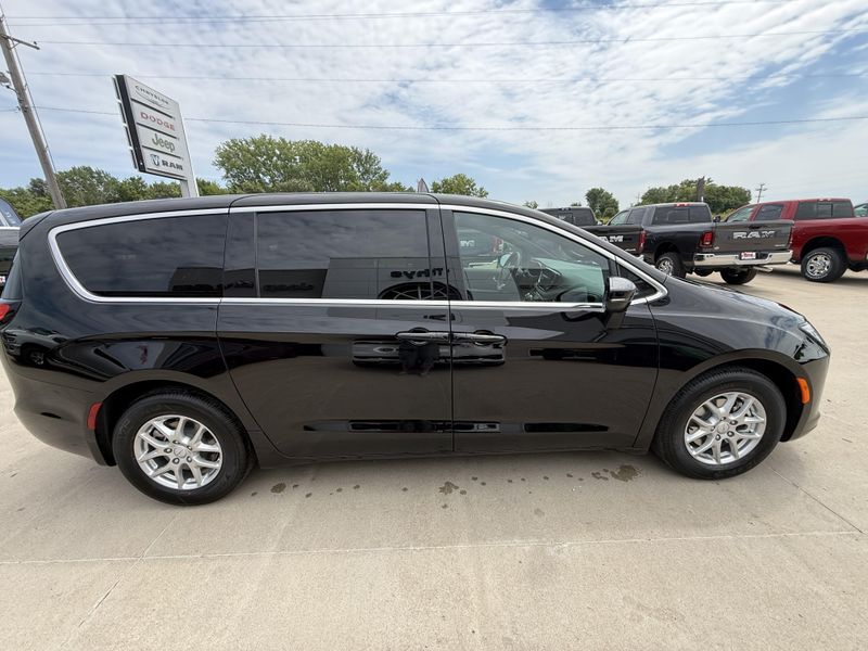 New 2027 Chrysler Pacifica SelectImage 32