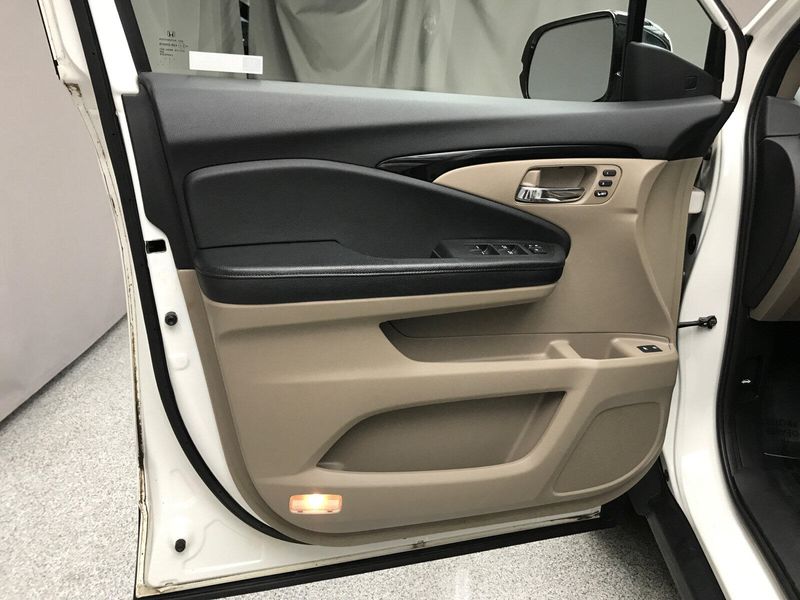 Used 2017 Honda Pilot EliteImage 3
