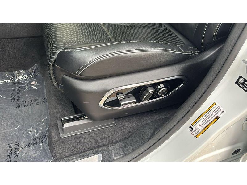 Used 2022 Jeep Grand Cherokee OverlandImage 9